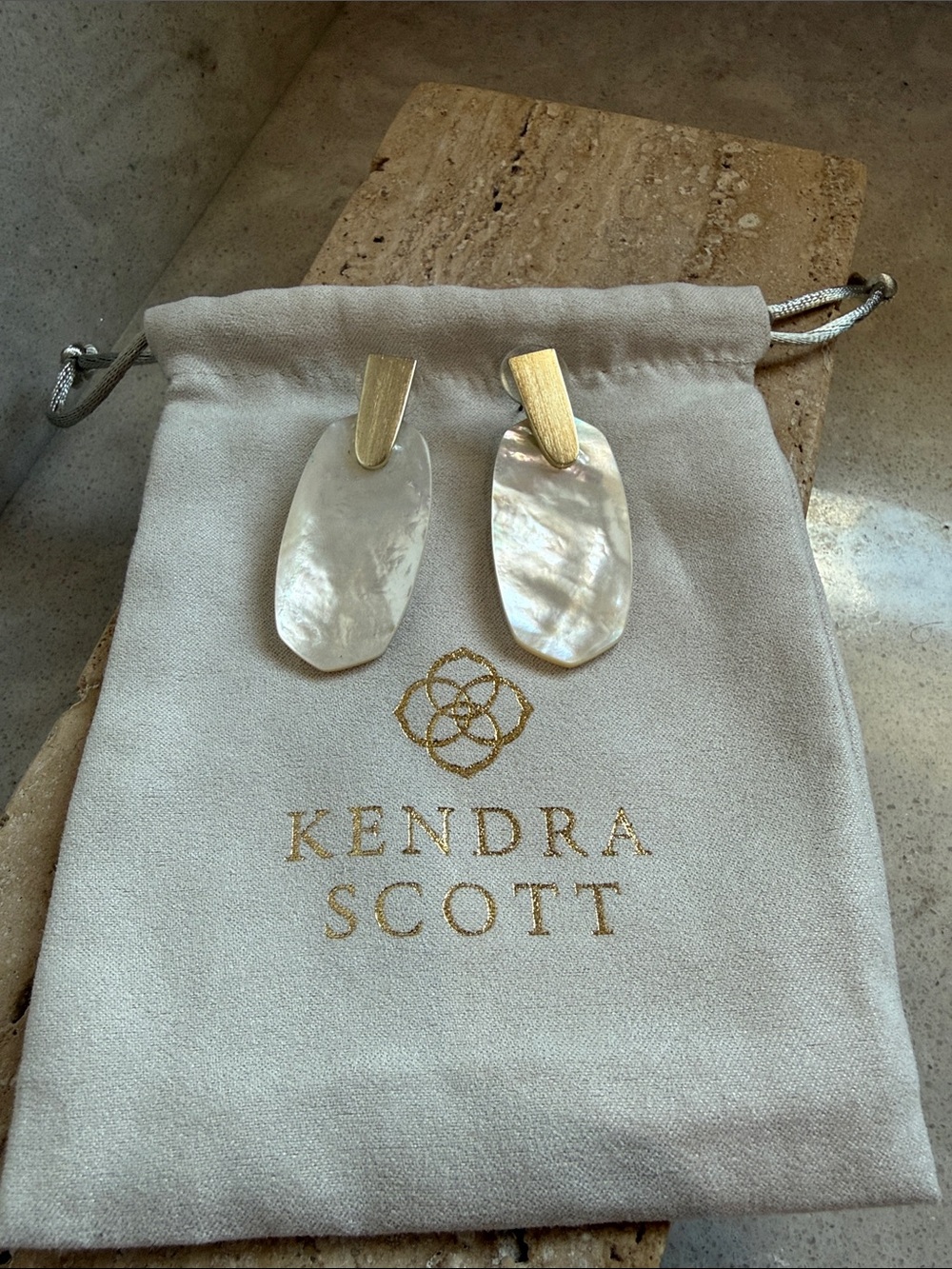 Kendra Scott Earrings gold & ivory pearl